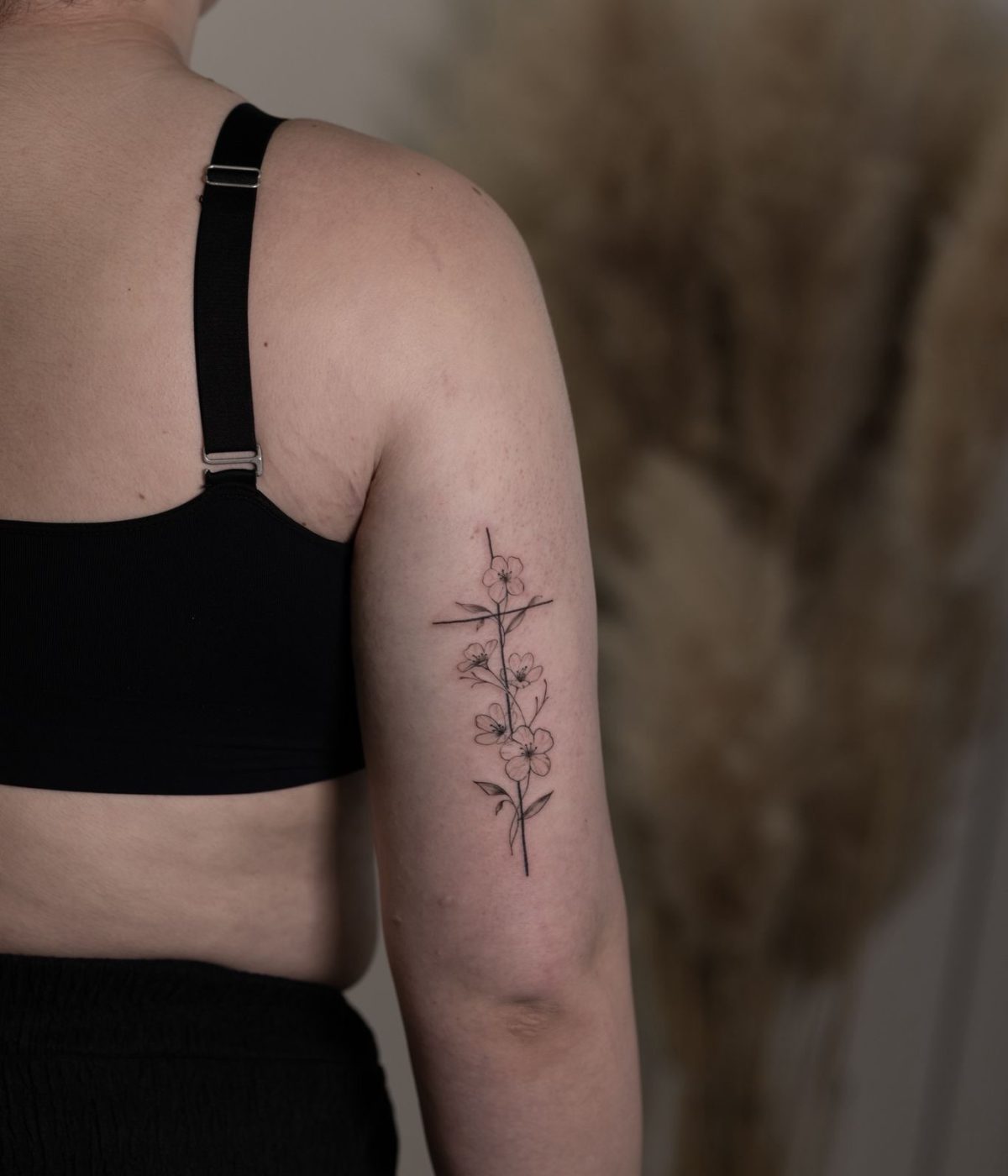 Fineline Tattoo Kreuz mit Blumen