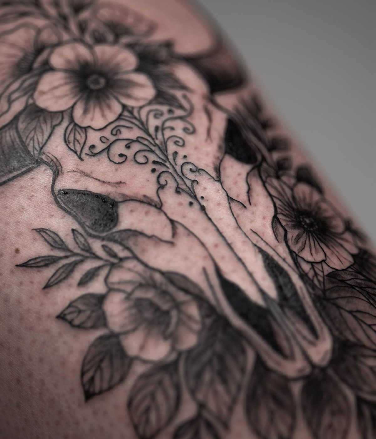 Fineline Tattoo Skull mit Blumen