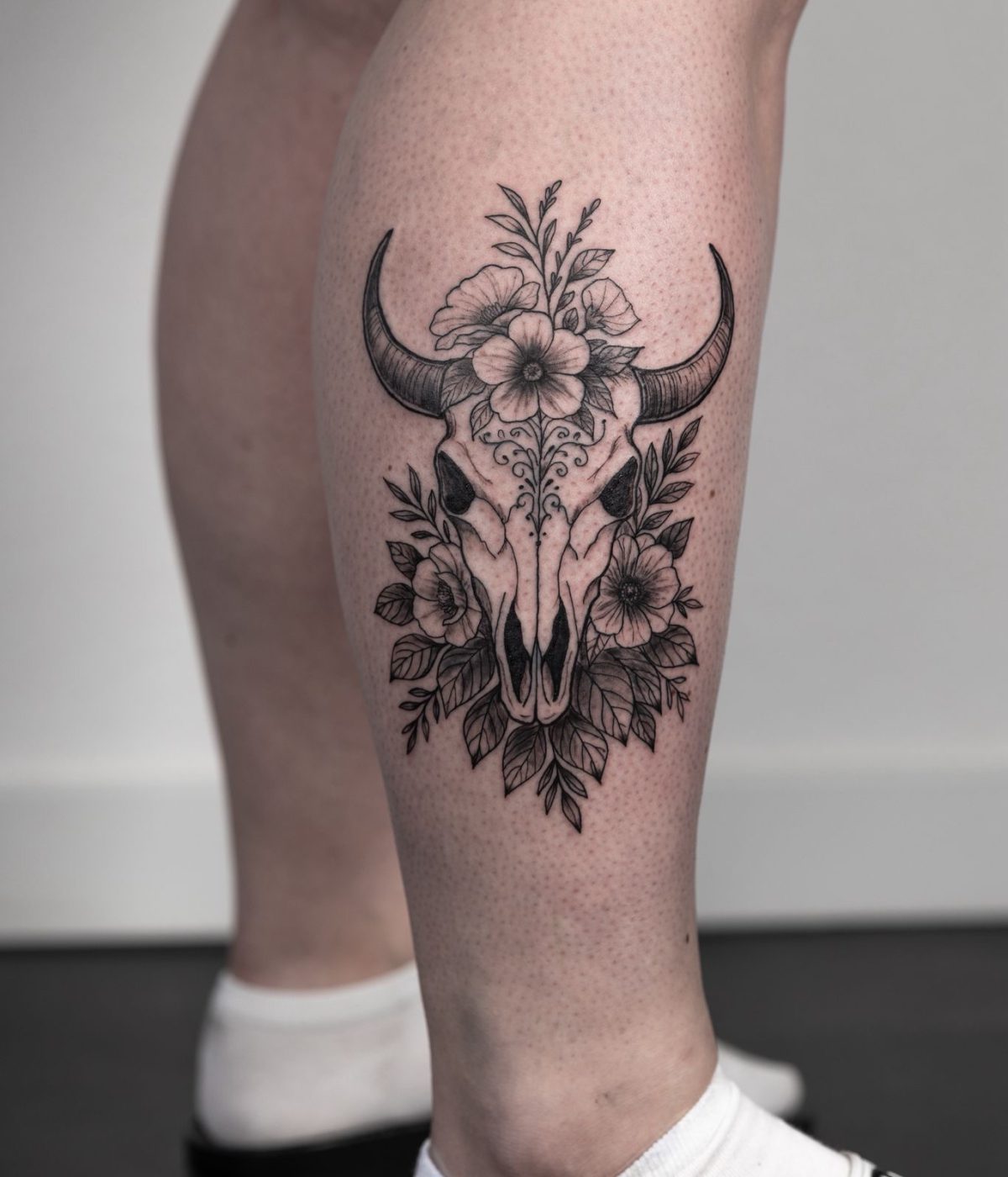 Fineline Tattoo Skull mit Blumen